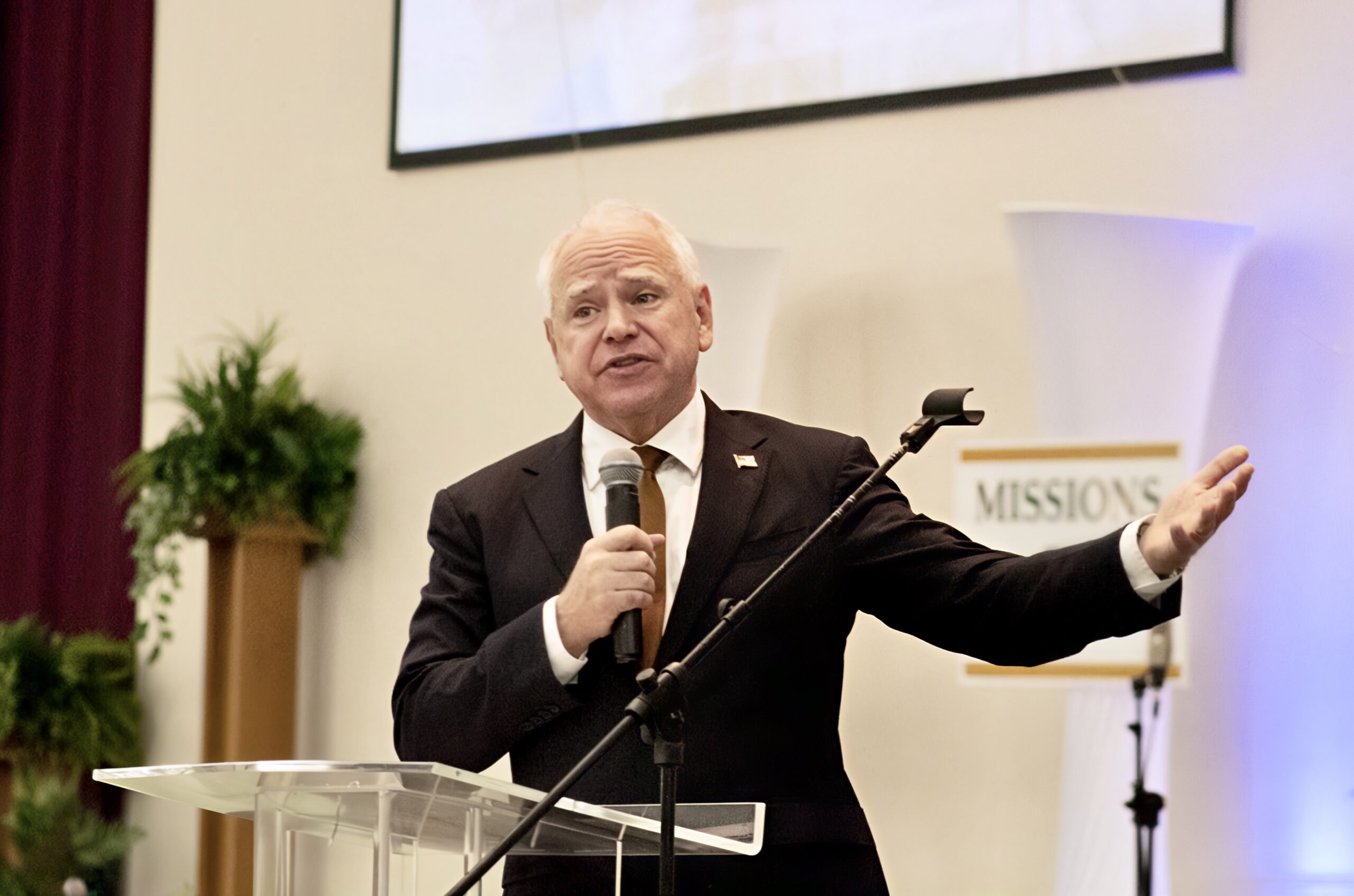 Walz emphasizes faith, civic duty in address to Saginaw church The